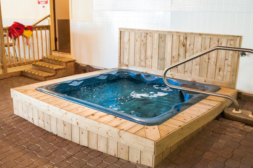 Mccreary'S Beach Resort Пърт Екстериор снимка