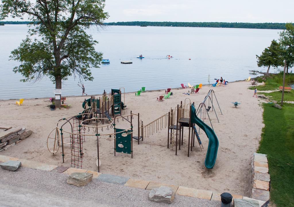 Mccreary'S Beach Resort Пърт Екстериор снимка